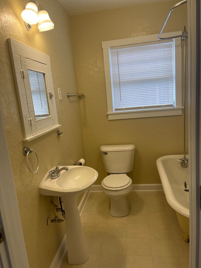 Building Photo - Comfortable 3-Bedroom Home with Huge Backy...