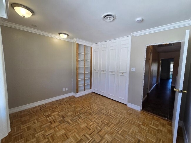 Building Photo - A Fabulous 3 Bedroom Townhome Centrally located.