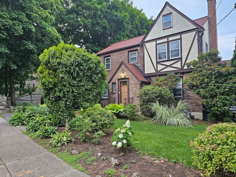Primary Photo - 419 Pond St