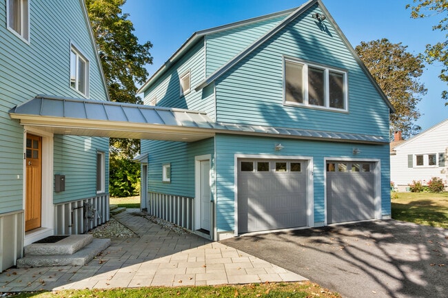 Building Photo - 1 Shoreline Dr