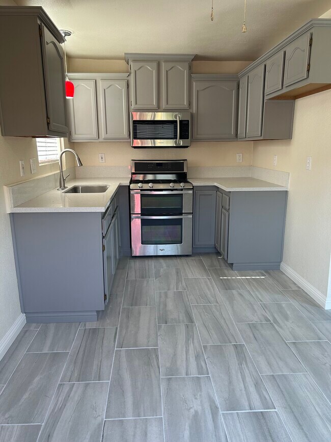 Building Photo - 642 Lemar Park Dr