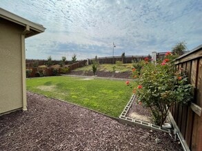 Building Photo - Beautiful home in River Island
