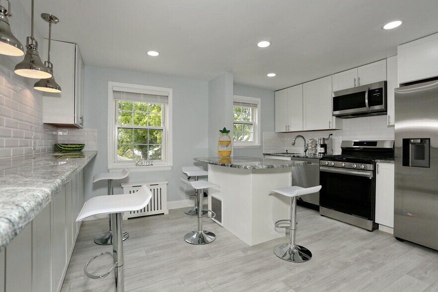 Building Photo - 100 Huguenot Ave