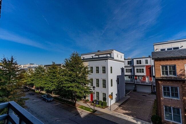 Building Photo - 2 Bed, 2 Bath Condo Bathed in Natural Light