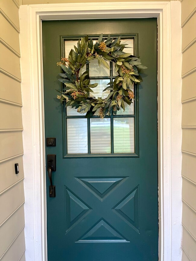 Building Photo - 717 Redwood Park