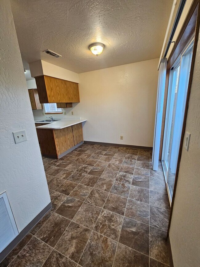 Building Photo - 592