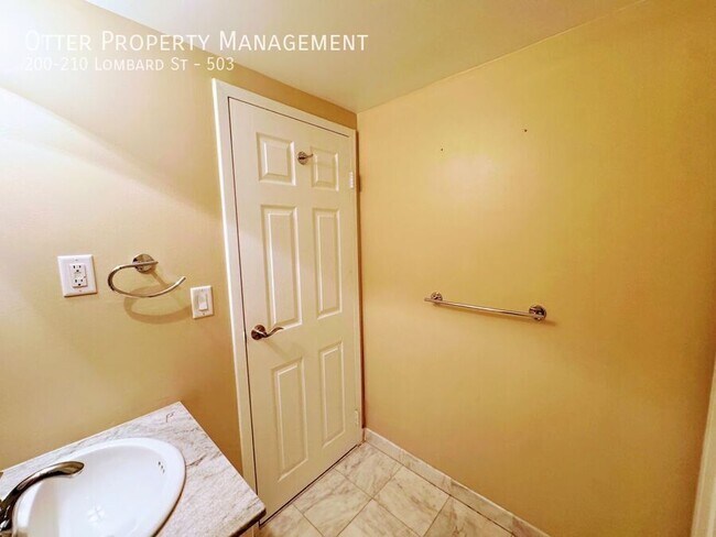 Building Photo - 200-210 Lombard St-503
