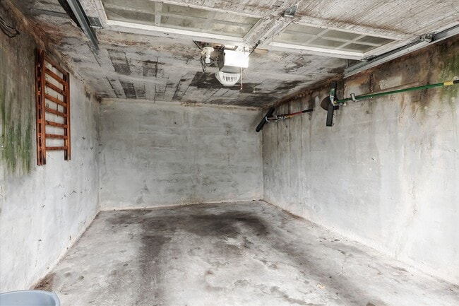 Building Photo - Ravenna Home