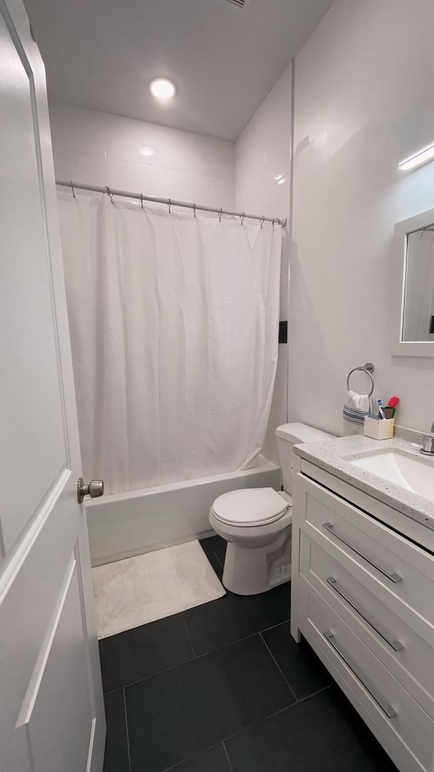Building Photo - New! Renovated & Modern Apartment