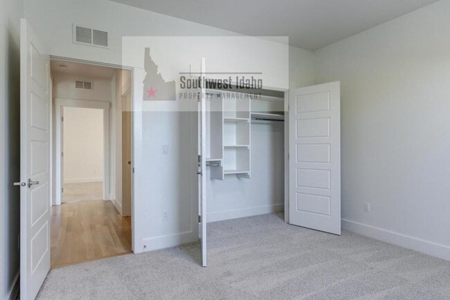 Building Photo - 476 W Buroak Dr