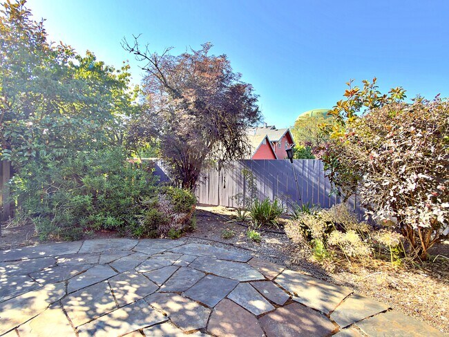 Building Photo - 1827 N Skidmore St