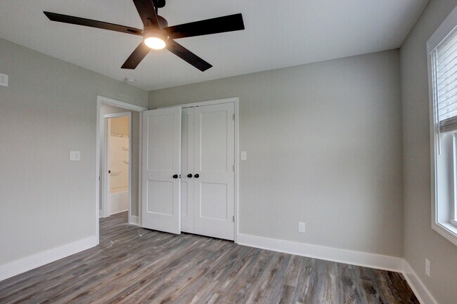 Building Photo - 128 Riverbend Dr