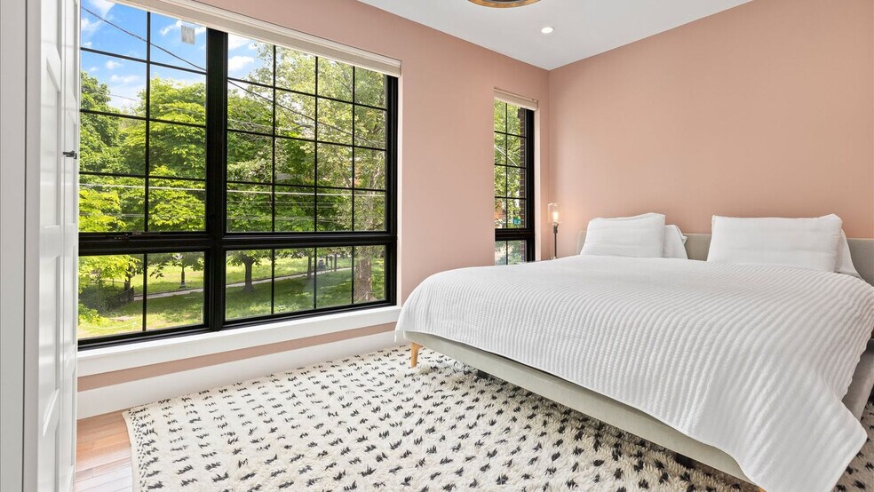 Building Photo - 416 Sepviva St