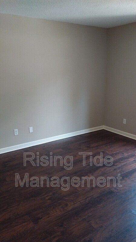 Building Photo - 627 Tambay Dr