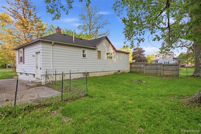 Building Photo - 2124 Bernice Ave