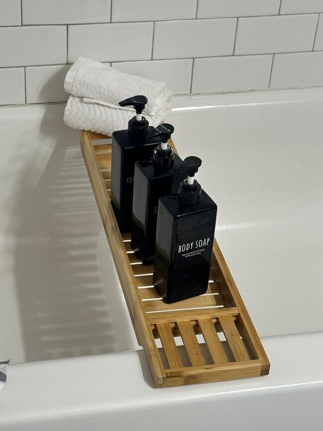 Building Photo - 7047 Hampton Ave