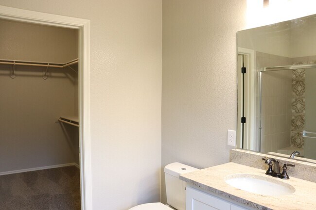 Building Photo - Brand New Home in Holiday