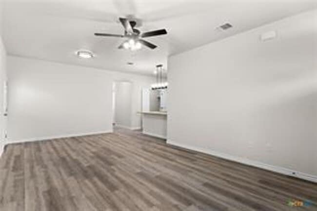 Building Photo - 121 Leon Ln