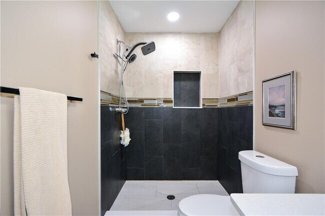 Building Photo - 643 Navarre Dr