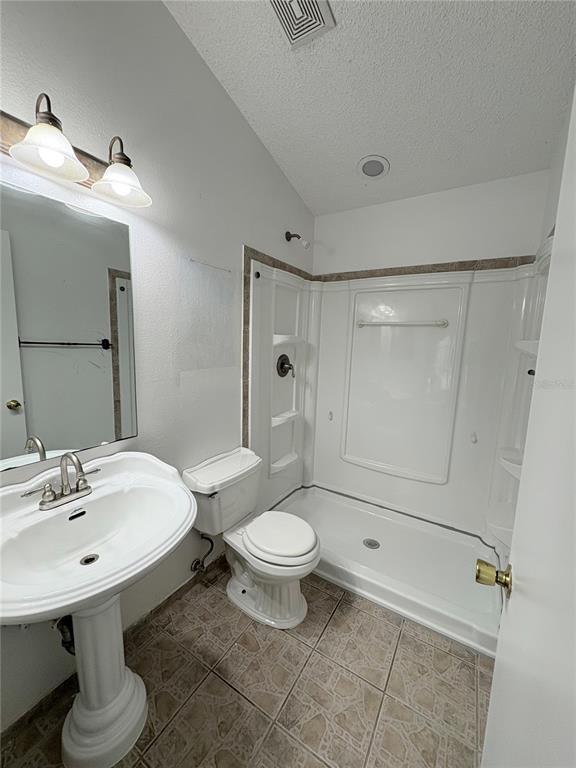 Building Photo - 28 Oak Run