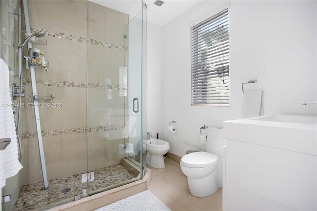 Building Photo - Southwest 20th Road, Miami, FL 33129 - 3 BR 2.5 BA single-family home