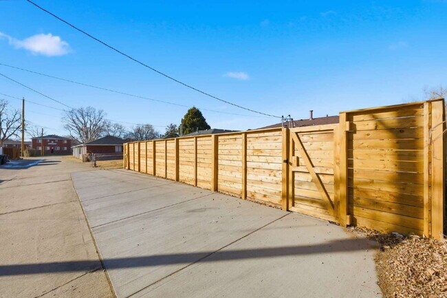 Building Photo - Remodeled 2-Bed 1-Bath Home in Park Hill!