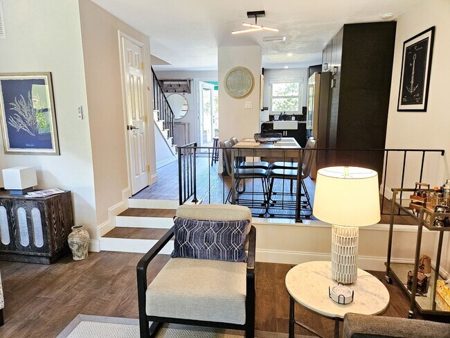 Building Photo - Seasonal Short-Term Venice Island Townhouse Steps from Venice Beach!