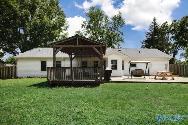Building Photo - 2303 Buckingham Dr SW