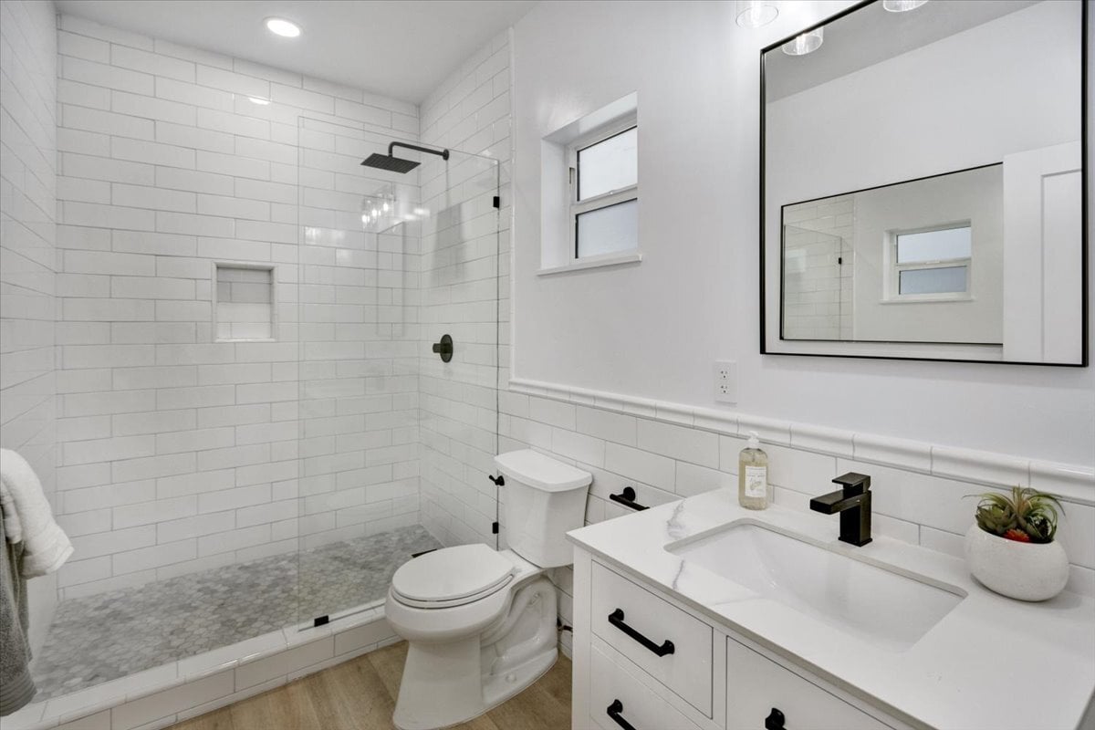 Full Bathroom - 3223 Hannah St