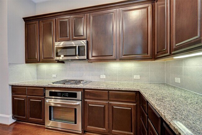 Building Photo - 720 N Shepherd Dr