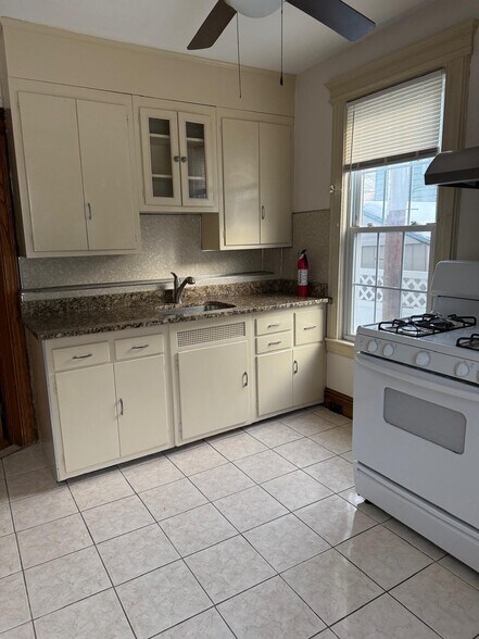 Building Photo - 119 Bremond St