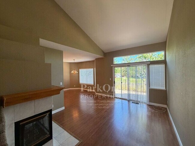 Building Photo - Updated Townhouse in Clayton Available for Lease now!