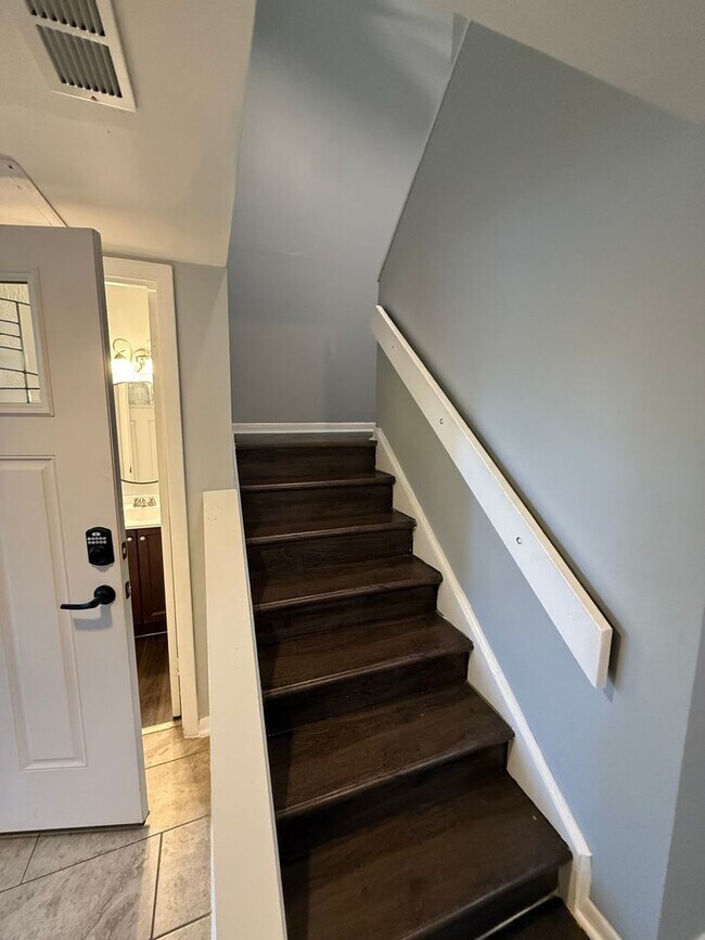 Building Photo - Charming 3BR Townhome in Greensboro