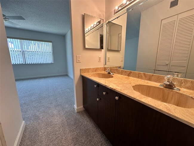 Building Photo - 9633 Riverside Dr