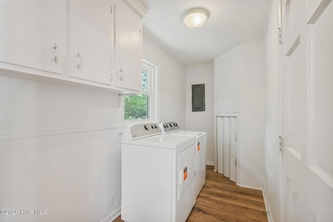 Building Photo - 1070 River Dr SW