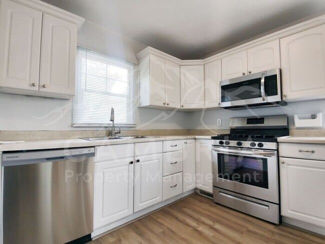 Building Photo - Updated Duplex Available in Salt Lake City