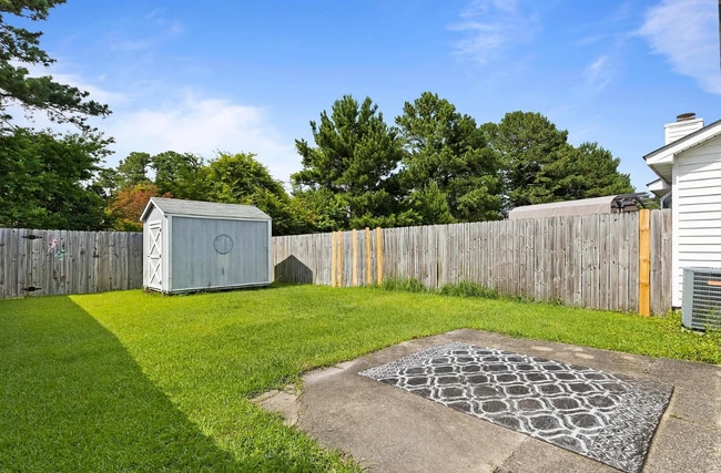 Building Photo - 733 Pinewood Dr