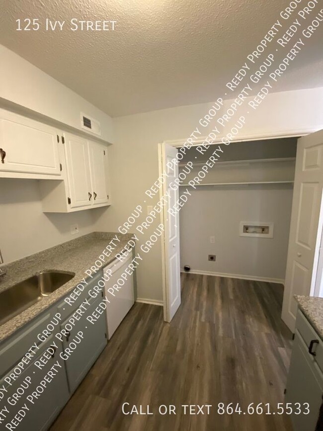 Building Photo - Converse Heights Townhouse - 2 bed / 1.5 bath