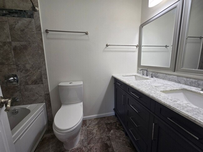 Building Photo - Beautifully Renovated, Top Floor, 2 Bedroom 2 Bath East Boulder Condo for Rent!