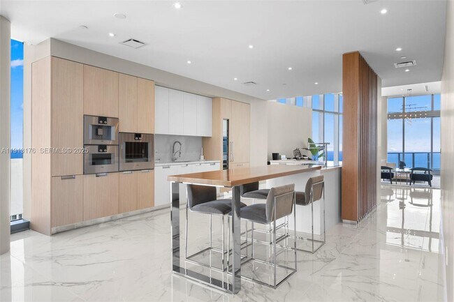 Building Photo - 15701 Collins Ave