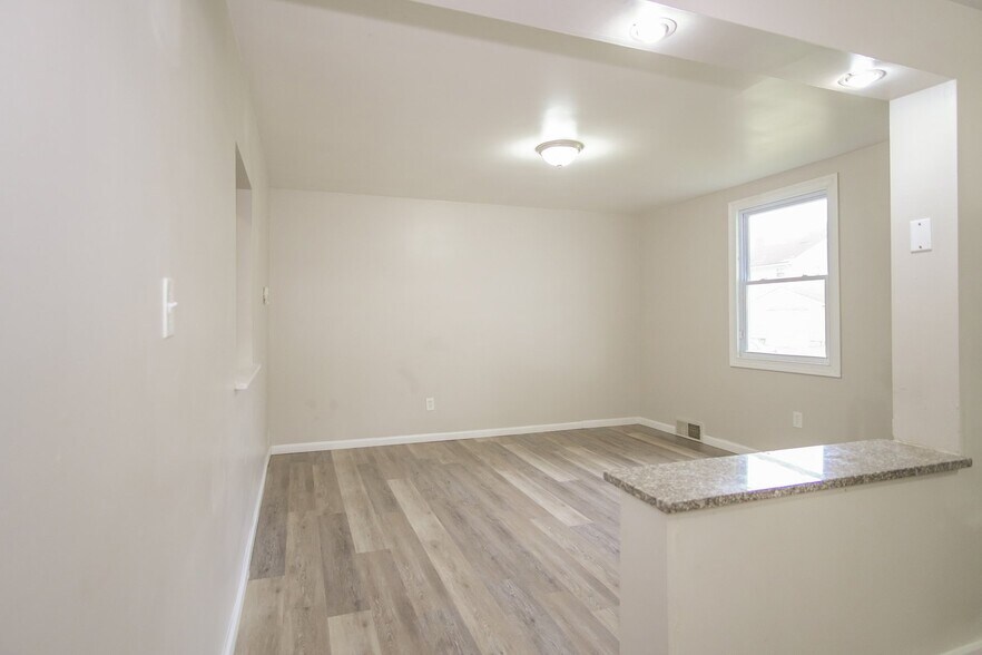 Building Photo - 1217 Main St