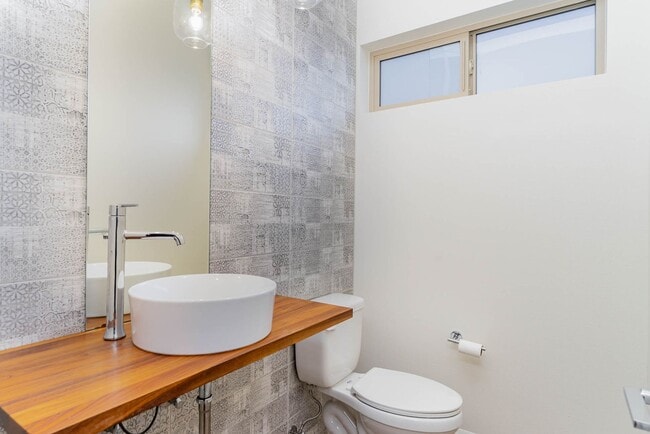 Building Photo - 3Bd/2.5Ba Seattle Home