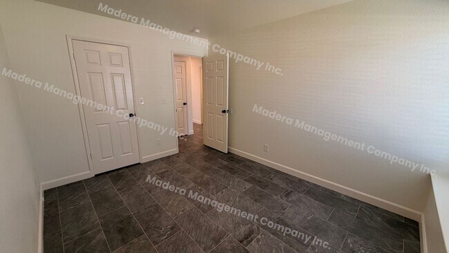 Building Photo - 4 Bed/ 2 Bath Available Now!