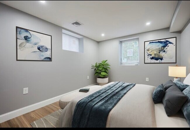 Building Photo - 16 Hawes St