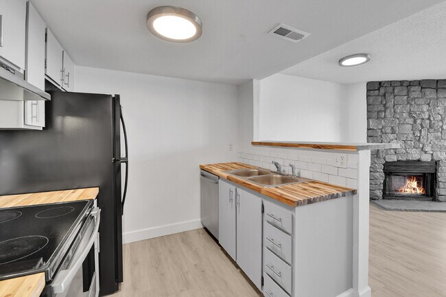 Building Photo - $995.00, Studio and 1 bath located in Denver.