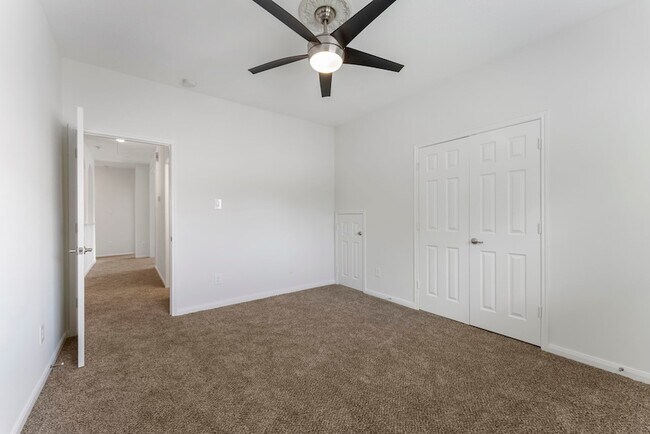 Building Photo - 2 Granite Path Pl