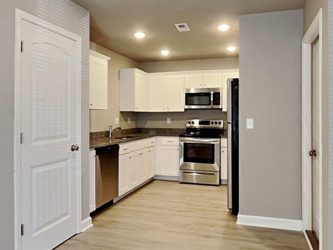 Building Photo - Charming 3BR/2BA Ranch Duplex w/ Garage – Colonial Gardens