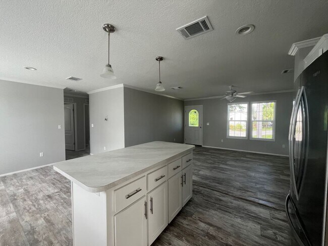 Building Photo - 3 Eland Dr