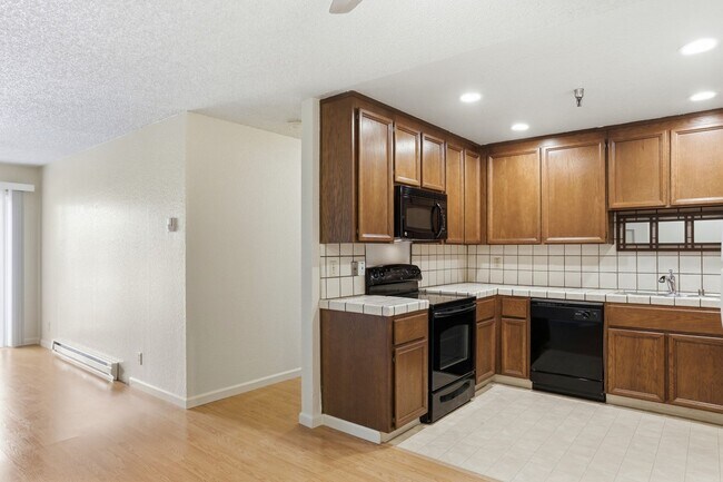 Building Photo - Gated Madonna Vista Community!