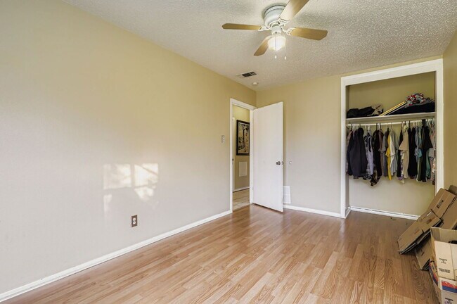 Building Photo - 1423 Westmoor Dr
